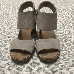 Toms Majorca Taupe Suede Block Heel Sandal Sz 8